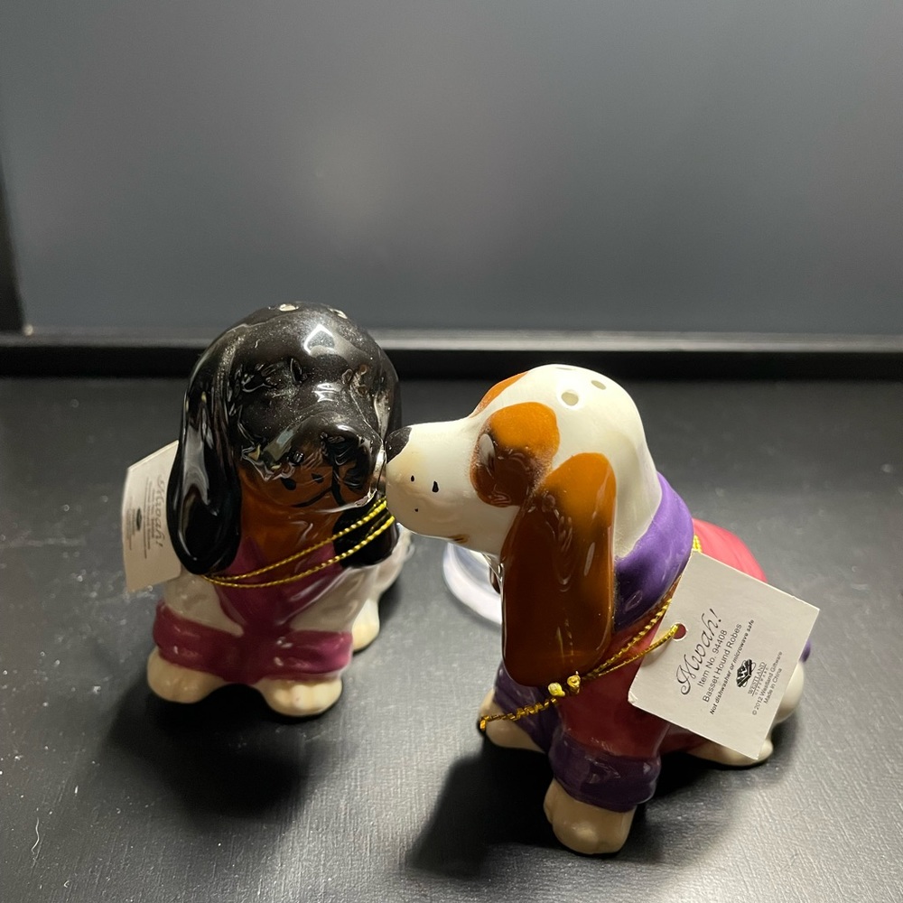 Mwah Basset Hound In Robes Kissing Magnetic Salt & Pepper Shakers Westland 2012